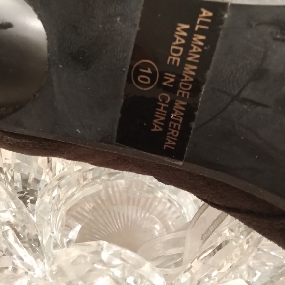 Sz 10 Pre-owned dark brown faux suede ankle booties. - Picture 5 of 5